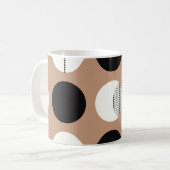 Mug Cercles noirs, blancs, arrière - plans bruns. (Devant gauche)