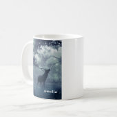 Mug Cerf avec Antlers dans une forêt ombragée (Devant gauche)