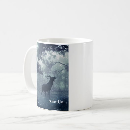 Mug Cerf avec Antlers dans une forêt ombragée (Devant gauche)
