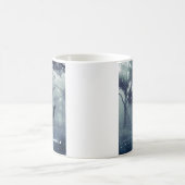 Mug Cerf avec Antlers dans une forêt ombragée (Centre)