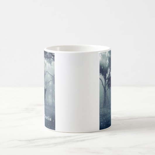 Mug Cerf avec Antlers dans une forêt ombragée (Centre)