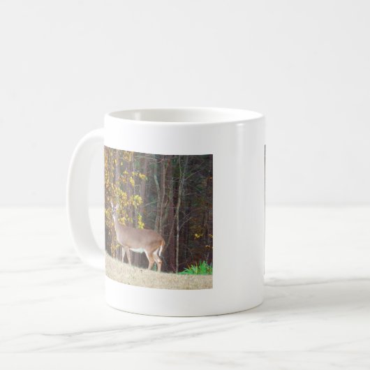 Mug Cerf devant l'arbre d'automne jaune (Devant gauche)