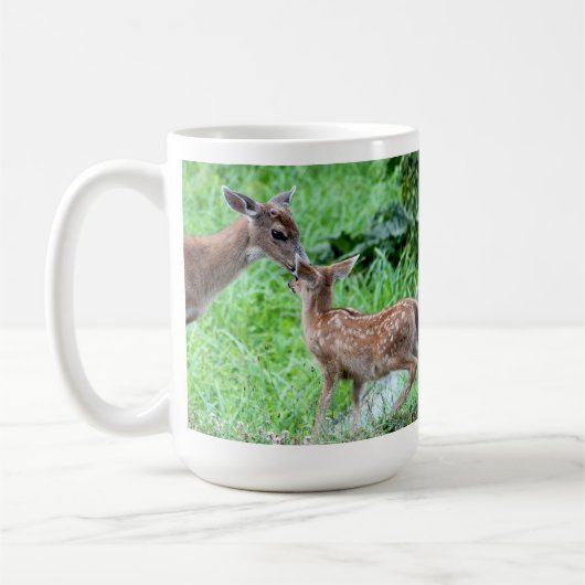 Mug Cerfs communs embrassant le faon (Gauche)