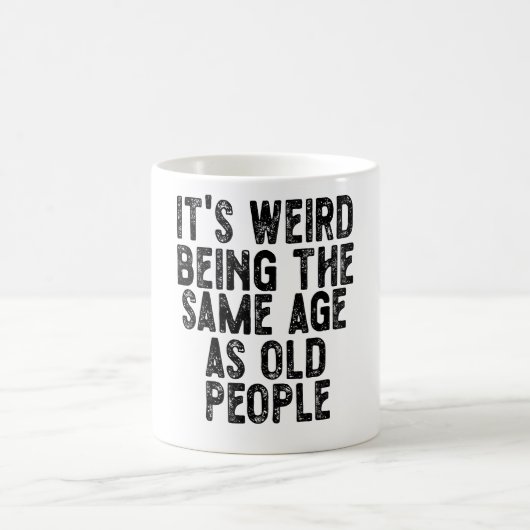 Mug C'est bizarre d'être le même âge que les personnes (Centre)