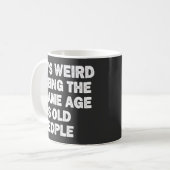 Mug C'est bizarre d'être le même âge que les personnes (Devant gauche)