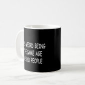 Mug C'est bizarre d'être le même âge que les vieux dis (Devant gauche)