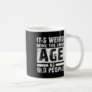 Mug C'Est Étrange D'Être Le Même Âge Que Les Personnes