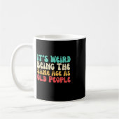 Mug C'Est Étrange D'Être Le Même Âge Que Les Personnes (Gauche)