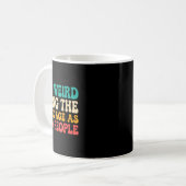 Mug C'Est Étrange D'Être Le Même Âge Que Les Personnes (Devant gauche)