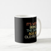 Mug C'Est Étrange D'Être Le Même Âge Que Les Personnes (Devant droit)