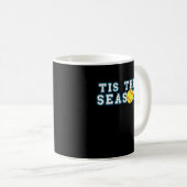 Mug C'est la saison d'entraîneur de softball Créatif D (Devant droit)