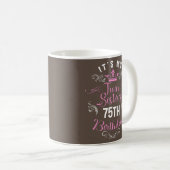 Mug C'est ma soeur jumelle 75e anniversaire Joyeux 75  (Devant droit)