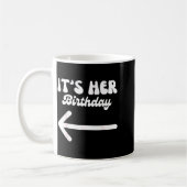 Mug C'est son anniversaire (flèche pointant) humour di (Gauche)
