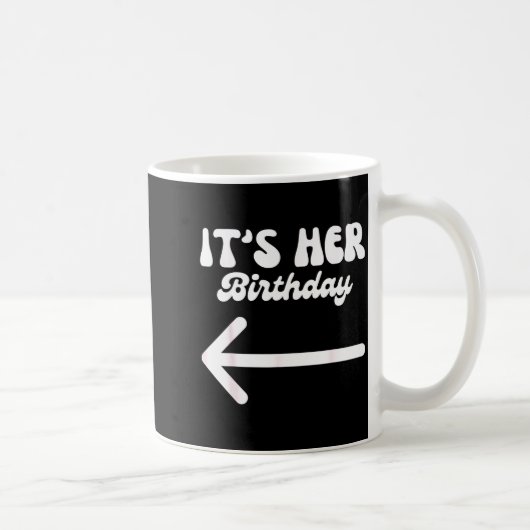 Mug C'est son anniversaire (flèche pointant) humour di (Droite)