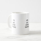 Mug C'est UNE CHOSE d'OCD, CHOSE d'IT'SAN OCD, IL est (Devant gauche)