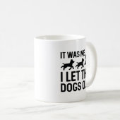 Mug C'Était Moi Que J'Ai Laissé Sortir Les Chiens (Devant droit)