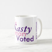 Mug Cette femme méchante votée. Hillary 2016 (Devant droit)