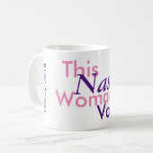Mug Cette femme méchante votée. Hillary 2016 (Devant gauche)