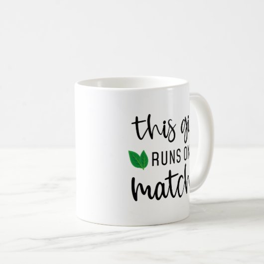 Mug Cette Fille Fonctionne Sur Matcha (Devant droit)