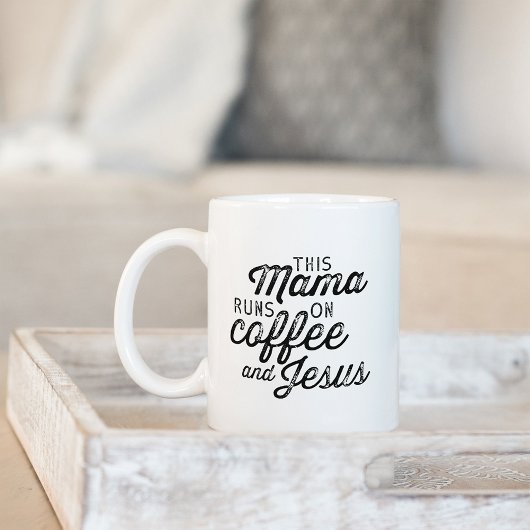 Mug Cette maman tourne sur le café et Jésus