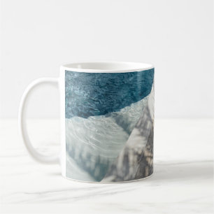 Mug Chaise Brown en bois près du plan d'eau