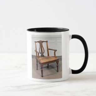 Mug Chaise découpée de lyre-de retour, fournie par