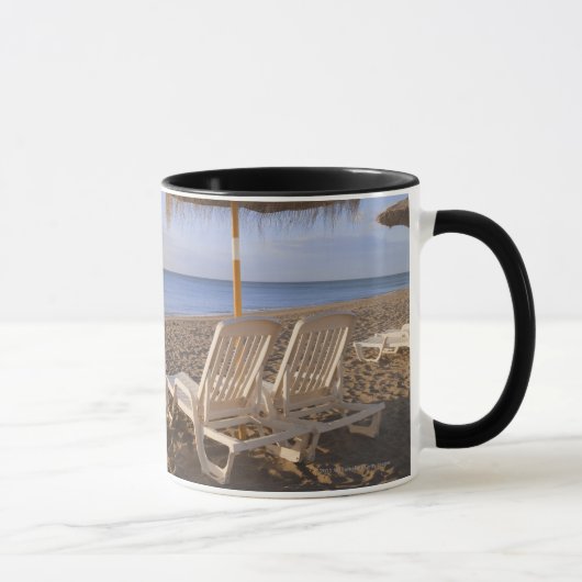 Mug Chaises de plage de sable avec le parapluie (Droite)