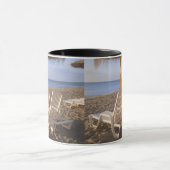 Mug Chaises de plage de sable avec le parapluie (Centre)