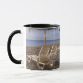 Mug Chaises de plage de sable avec le parapluie (Gauche)