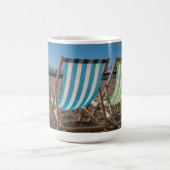 Mug Chaises de plate-forme regardant la mer (Centre)