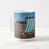 Mug Chaises de plate-forme regardant la mer (Devant gauche)