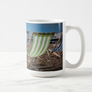 Mug Chaises de plate-forme regardant la mer