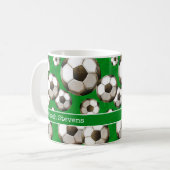 Mug Champ de soccer vert personnalisé | Boules de foot (Devant gauche)
