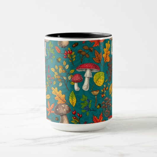 Mug Champignons d'automne, feuilles, noix et baies sur (Centre)