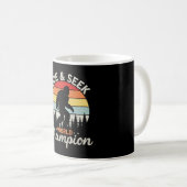Mug Champion du Monde de Cache-Cache Sasquatch (Devant droit)