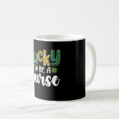Mug Chanceux d'être une infirmière Saint-Patrick (Devant droit)