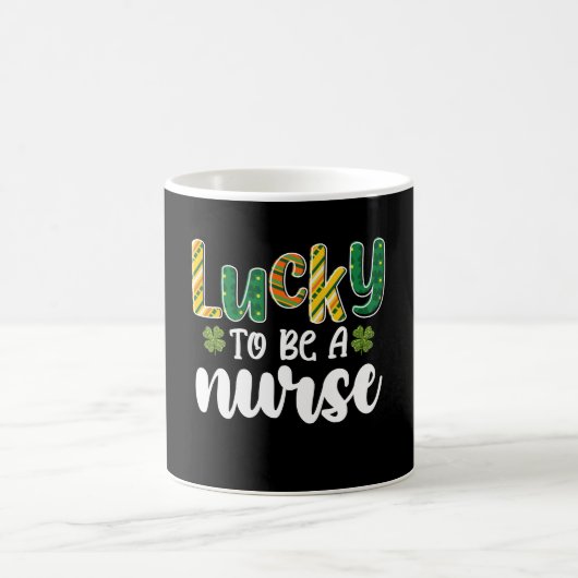 Mug Chanceux d'être une infirmière Saint-Patrick (Centre)