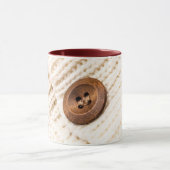 Mug Chandail Cardigan bois rustique bouton crème brun (Centre)