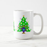 Mug Chanukah et Noël<br><div class="desc">Noël et Hanoukka sur des cadeaux pour les familles interconfessionnelles qui célèbrent la joie de Noël et la beauté de Chanukah. Comporter l'arbre et le menorah de Noël avec l'étoile de David juive entourée par des vacances présente sur les cartes de voeux, l'affranchissement, les idées de cadeau et l'habillement pour...</div>