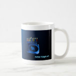 Mug Chanukkah bleu brillant Menorah<br><div class="desc">Un menorah moderniste, métallique, bleu de Chanukkah, comportant un lion en silhouette, contre une obscurité, nuit-comme l'arrière - plan. Chacun des neuf des bougies est lecture hébreue "Chag Chanukkah Sameach" des textes de Lit. (Hanoukka heureux) apparaît également dans le bleu rougeoyant et le blanc. Ajoutez votre propre texte supplémentaire du...</div>