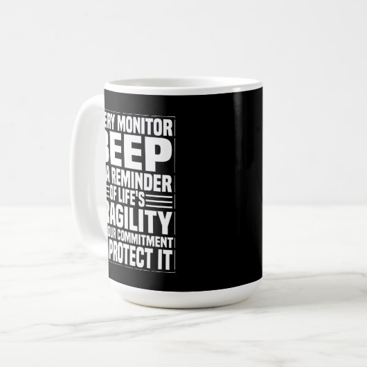 Mug Chaque bip compte – Alerte et dévoué (Devant gauche)