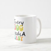 Mug Chaque Chien A Besoin D'Un Bébé (Devant droit)