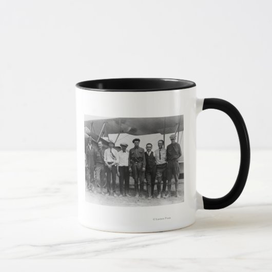 Mug Charles Lindbergh avec 7 hommes, dont (Droite)