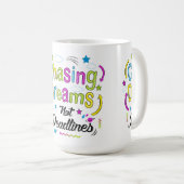 Mug Chasing Dreams, Not Deadlines – Motivational Quote (Devant droit)