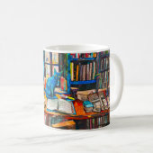 Mug Chat assis parmi des livres ouverts sur une table (Devant droit)