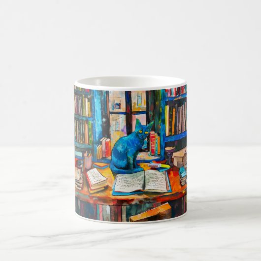 Mug Chat assis parmi des livres ouverts sur une table (Centre)