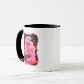 Mug Chat blanc de diva enveloppé dans le boa rose sur (Devant gauche)