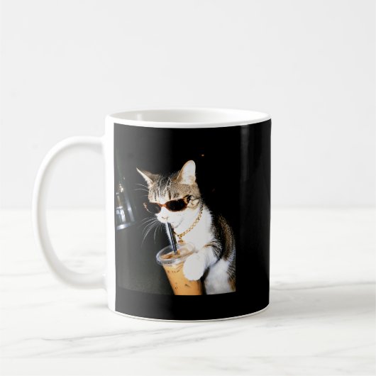 Mug Chat Drôle Buvant du Café Glacé Humour Mème Chaton (Gauche)