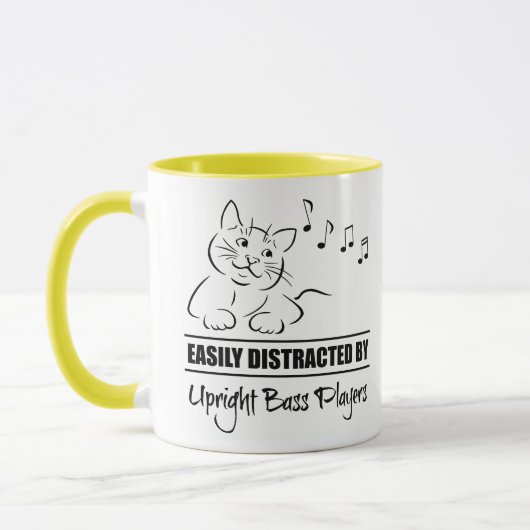 Mug Chat facilement distrait par des joueurs de basse  (Gauche)