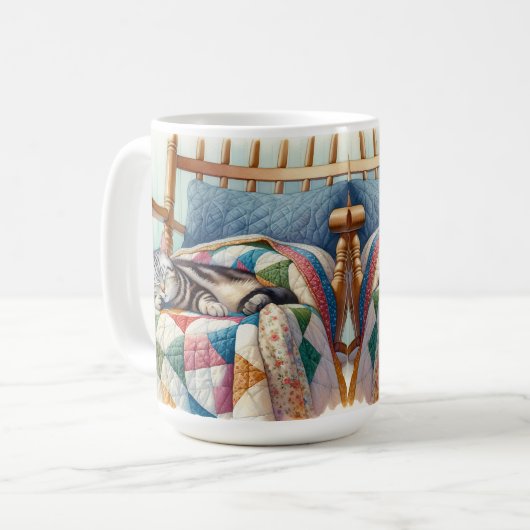 Mug Chat gris doux dormant sur une courtepointe (Devant gauche)